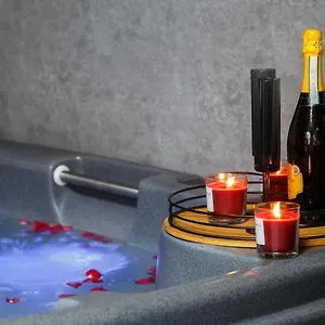 Riverside With Jacuzzi! Apartment
