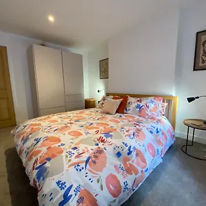 Stylish 3 Bedroom In Historic Centre Building Apartment